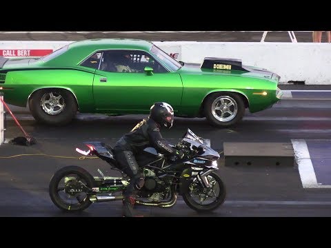Cars vs Superbikes – drag racing – 604 Street Legit