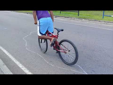 TRINI BURNOUTS (Bicycle Drifting)